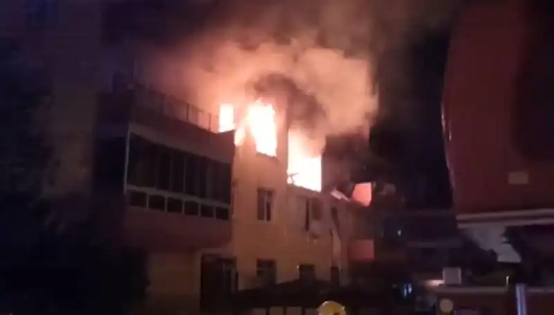 Konya'da Dört Katlı Binada Doğalgaz Patlaması: 12 Yaralı ve Çok Sayıda Hasar