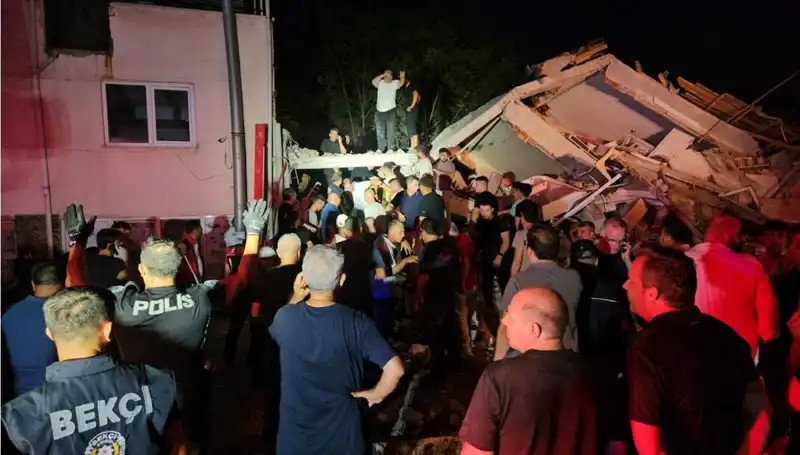 Balıkesir Sındırgı'da Şiddetli Deprem: Can Kaybı ve Yaralılar