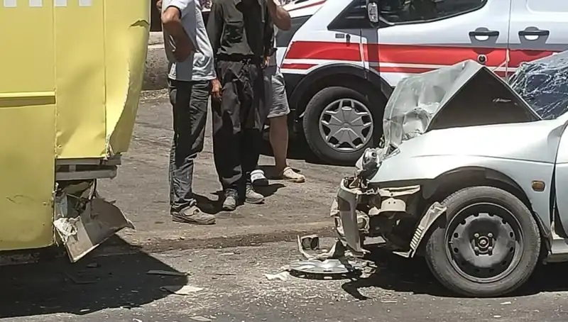 Halk Otobüsü ile Otomobil Çarpıştı: İki Yaralı Olaya Kısa Bir Bakış