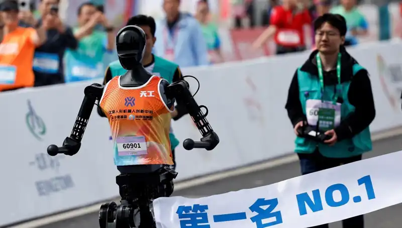 Çinli Robotların İnsanlarla Maraton Koşusu: Yapay Zeka Yarışı Kızışıyor