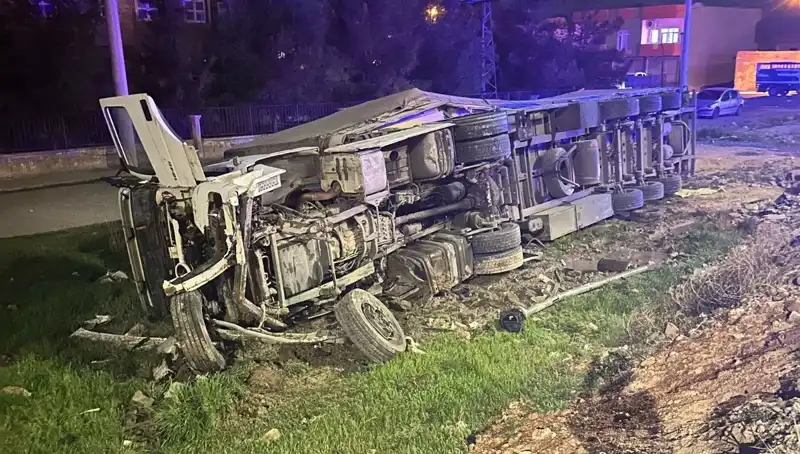 TIR Kazası: Devrilen Araçta 6 Yaralı, Olay Yerinde Panik Anları