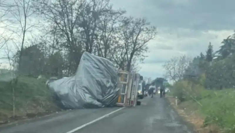 Tekirdağ'da Saman Yüklü TIR Devrildi: Olayın Detayları ve Yaralı Birey