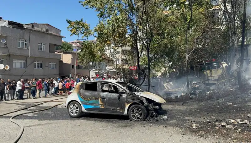 Gecekonduda Çıkan Yangın, Park Halindeki Araçları Duman Altında Bıraktı!