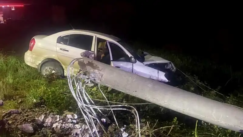 Beton Direğe Çarpan Sürücü Hayati Tehlikede, Acil Müdahale Bekliyor