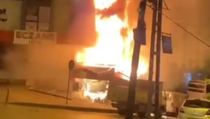 Başakşehir’deki İş Merkezinde Korkutan Yangın: Panik Anları Yaşandı