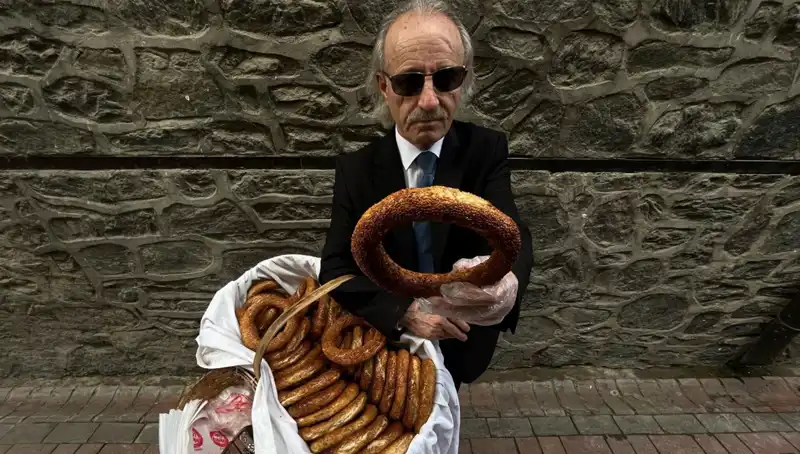 Kravatlı Simitçi: Şehirdeki En Şık Sokak Lezzeti